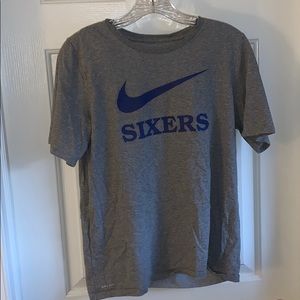 Women’s Nike 76ers shirt